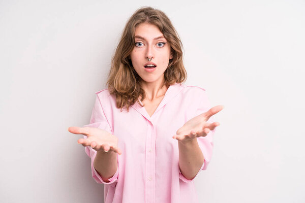 Девочка-подросток с открытым ртом и удивлённая, шокированная и поражённая невероятным сюрпризом