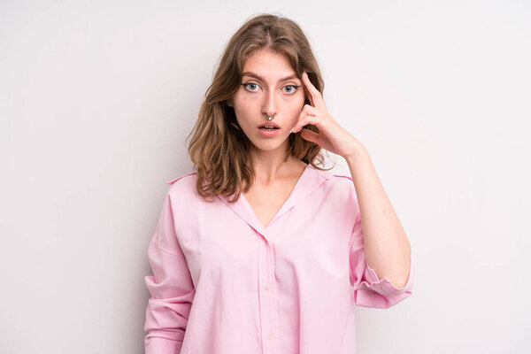 подросток, выглядящий удивленным, открытым ртом, шокированным, осознавая новую мысль, идею или концепцию