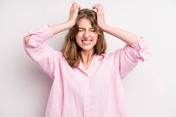 подросток молодая девушка чувствует стресс и тревогу, депрессия и разочарование от головной боли, поднимая обе руки к голове