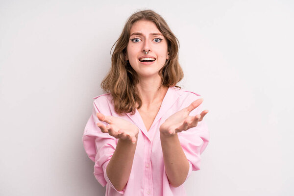 подросток, выглядящий отчаявшейся и разочарованной, напряженной, несчастной и раздраженной, кричащей и кричащей