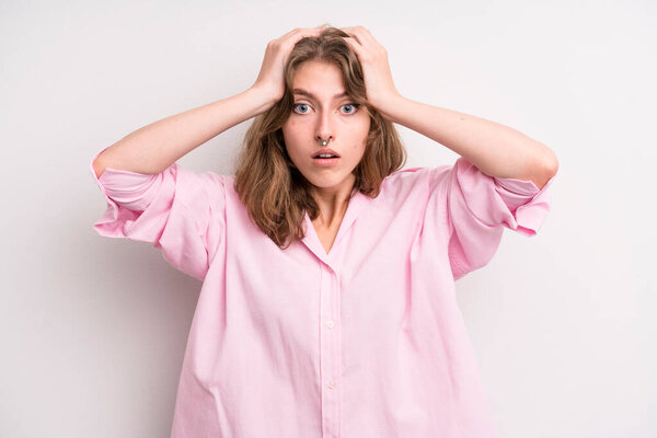 подросток, выглядящий неприятно шокирован, напуган или обеспокоен, рот широко открыт и закрывает оба уха руками