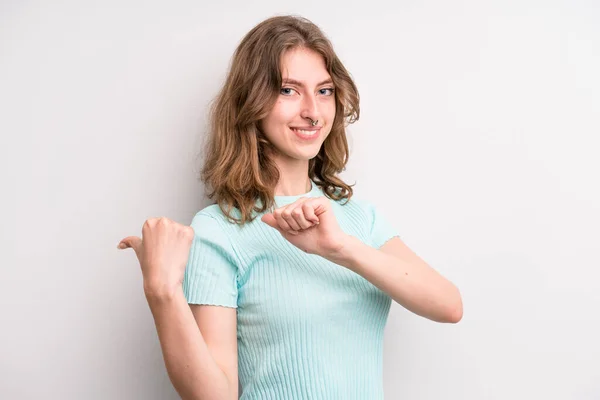 Teenager Young Girl Smiling Cheerfully Casually Pointing Copy Space Side — Stock Photo, Image