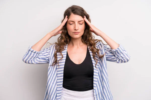 Jong Volwassen Mooi Vrouw Kijken Geconcentreerd Attent Geïnspireerd Brainstormen Verbeelden — Stockfoto