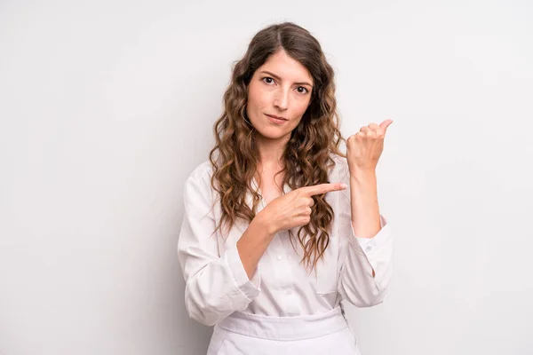 Jong Volwassen Mooi Vrouw Zoek Ongeduldig Boos Wijzen Wacht Vragen — Stockfoto