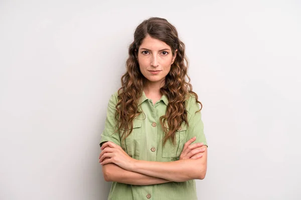 Giovane Donna Carina Adulta Sente Dispiaciuto Deluso Guardando Serio Infastidito — Foto Stock