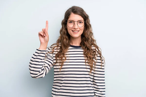 Jovem Mulher Bonita Adulto Sorrindo Alegre Feliz Apontando Para Cima — Fotografia de Stock