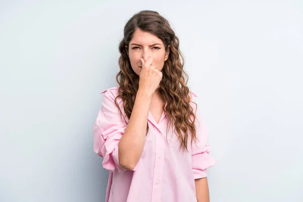 Young Adult Pretty Woman Feeling Disgusted Holding Nose Avoid Smelling — Stock Photo, Image