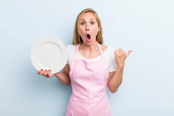 Blonde Young Adult Woman Holdind Empty Dish Chef Concept — Fotografia de Stock