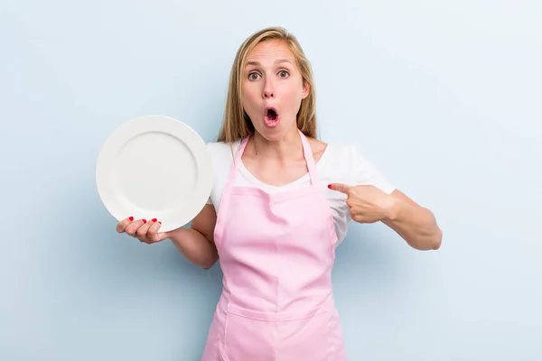 Blonde Young Adult Woman Holdind Empty Dish Chef Concept — Fotografia de Stock