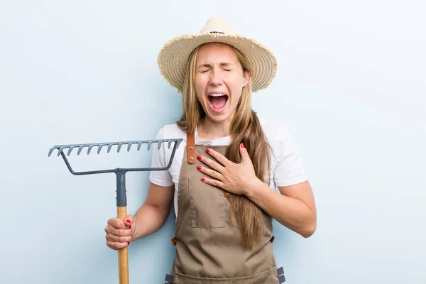 Young Blonde Woman Rake Farmer Concept — Stockfoto