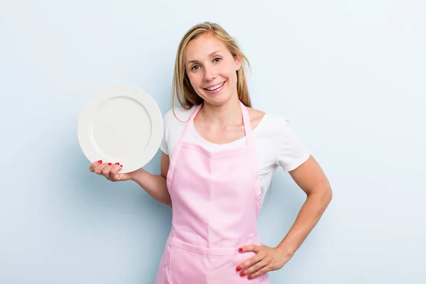 Pretty Blonde Woman Empty Dish Chef Concept — Stockfoto