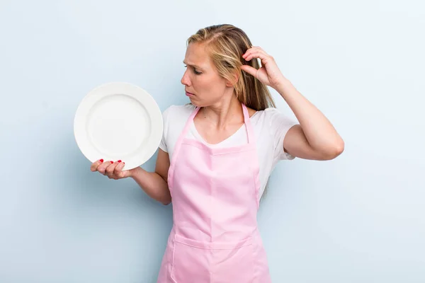 Pretty Blonde Woman Empty Dish Chef Concept — Stockfoto