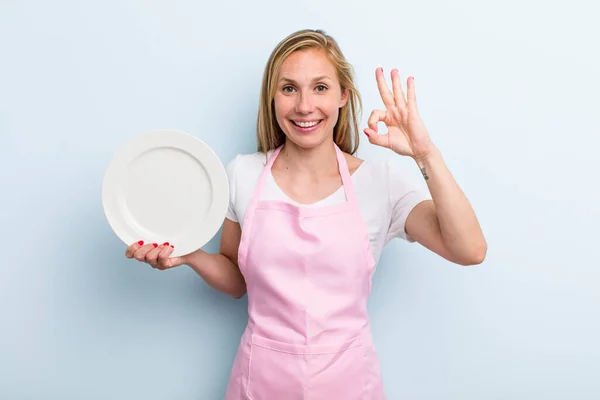 Pretty Blonde Woman Empty Dish Chef Concept — ストック写真