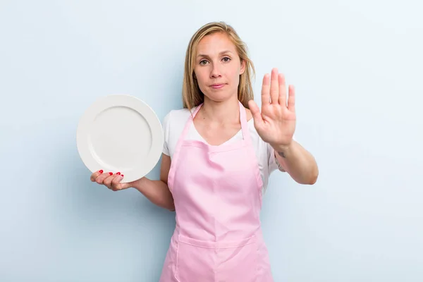 Pretty Blonde Woman Empty Dish Chef Concept — Stok fotoğraf