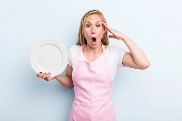 Pretty Blonde Woman Empty Dish Chef Concept — Stock Photo, Image