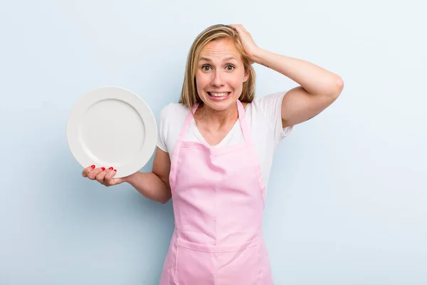 Pretty Blonde Woman Empty Dish Chef Concept — Fotografia de Stock