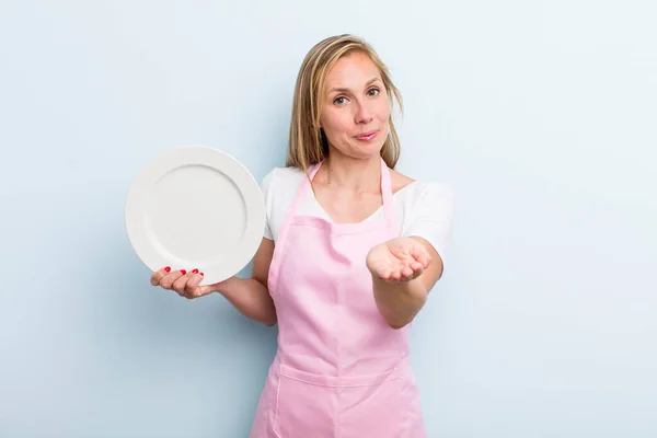 Pretty Blonde Woman Empty Dish Chef Concept — Stockfoto