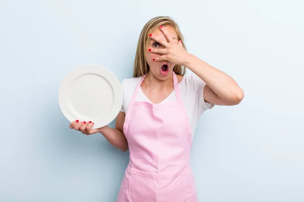 Pretty Blonde Woman Empty Dish Chef Concept — Fotografia de Stock