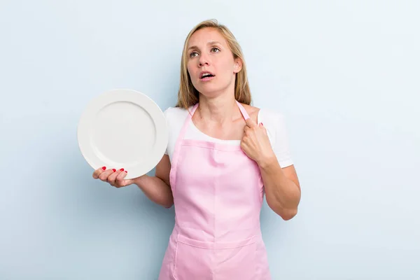 Pretty Blonde Woman Empty Dish Chef Concept — Stockfoto