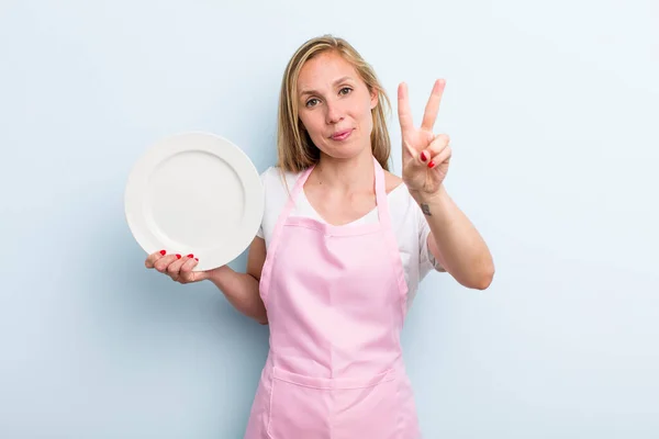 Pretty Blonde Woman Empty Dish Chef Concept — Fotografia de Stock