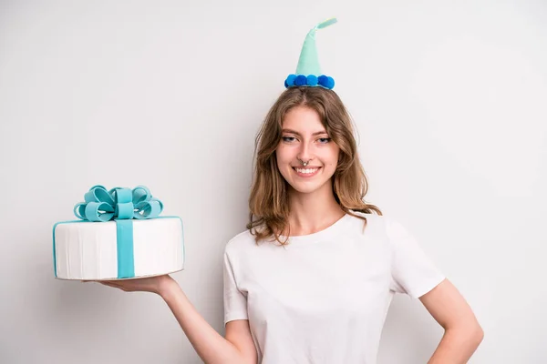 Young Girl Holding Birthday Cake — Fotografia de Stock