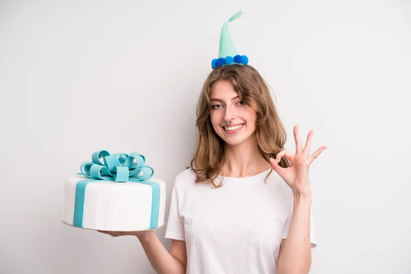 Young Girl Holding Birthday Cake — Stock fotografie