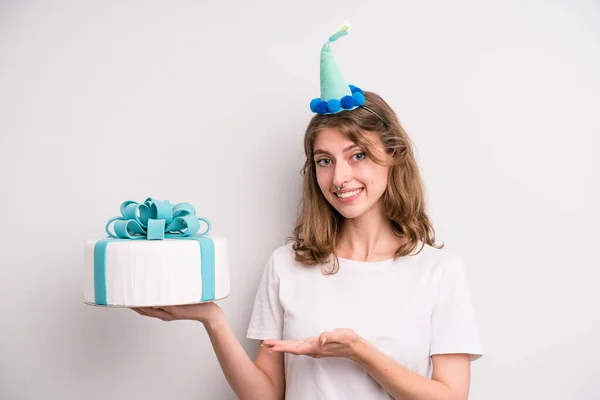Young Girl Holding Birthday Cake — Fotografia de Stock