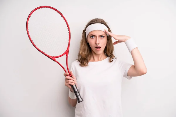 Молода Дівчина Практикує Теніс Спортивна Концепція — стокове фото