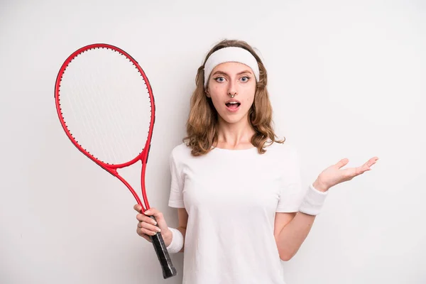 Молода Дівчина Практикує Теніс Спортивна Концепція — стокове фото