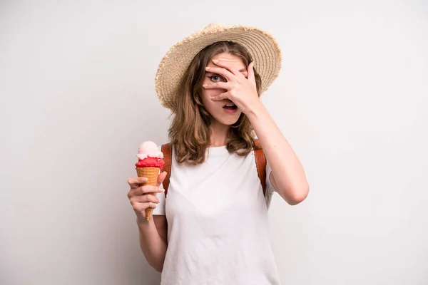 Молодая Девушка Мороженым Летний Кокнипт — стоковое фото