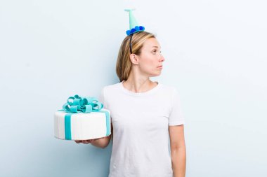 Sarışın, güzel kadın. doğum günü konsepti