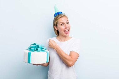 Sarışın, güzel kadın. doğum günü konsepti