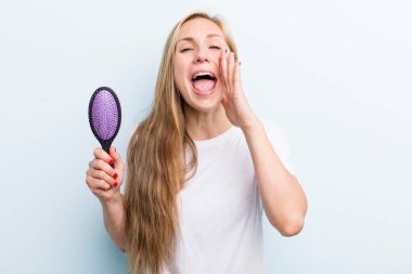 Sarışın, güzel kadın. Bir saç tarağıyla