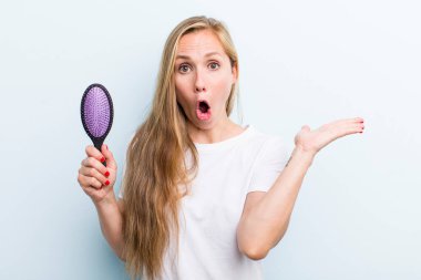 Sarışın, güzel kadın. Bir saç tarağıyla