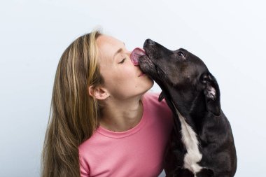 Sarışın, güzel kadın. Bir köpek evcil hayvanıyla
