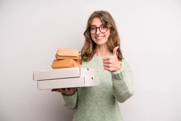 Молодая Девушка Пиццей Бургерами Отнять Концепцию Быстрого Питания — стоковое фото