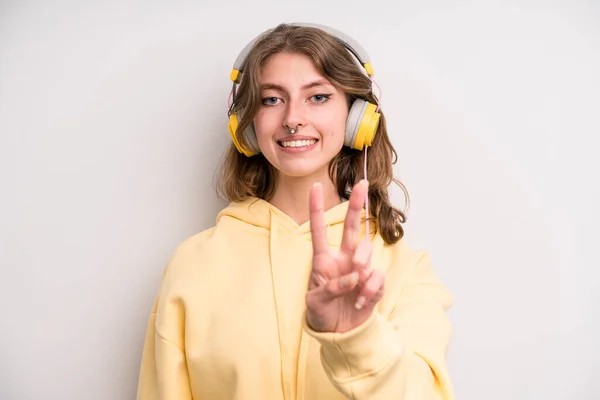 Νεαρή Κοπέλα Ακούει Μουσική Ακουστικά Της — Φωτογραφία Αρχείου