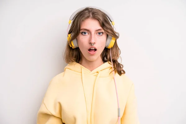 Młoda Dziewczyna Słucha Muzyki Słuchawkami — Zdjęcie stockowe