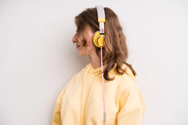 Ung Flicka Lyssnar Musik Med Sina Hörlurar — Stockfoto