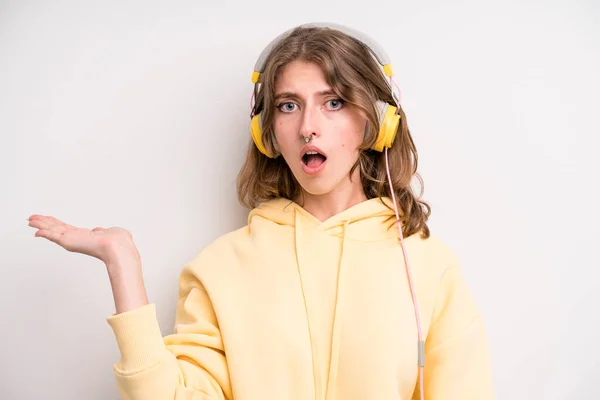 Chica Joven Escuchando Música Con Sus Auriculares — Foto de Stock