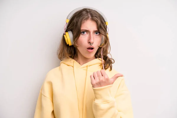 Menina Ouvindo Música Com Seus Fones Ouvido — Fotografia de Stock