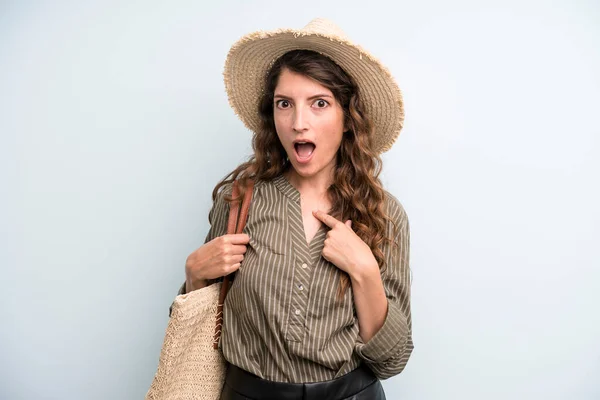 帽子をかぶった若い大人の女性 夏のコンセプト — ストック写真