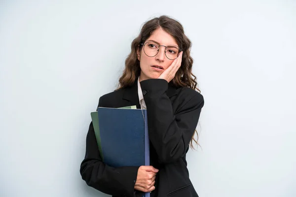 年轻漂亮的女人带着笔记本 商业概念 — 图库照片