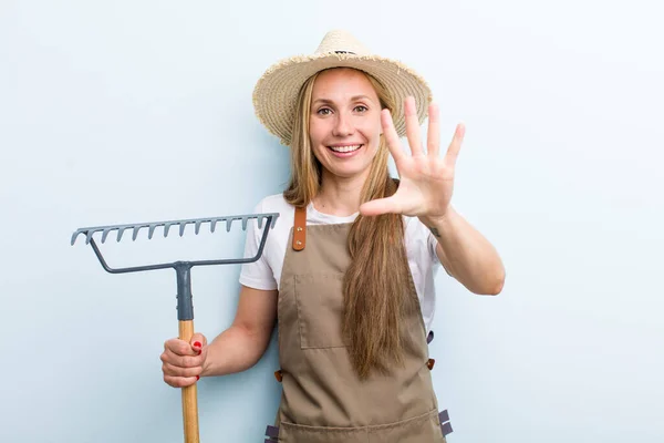 Young Blonde Woman Rake Farmer Concept — Foto Stock