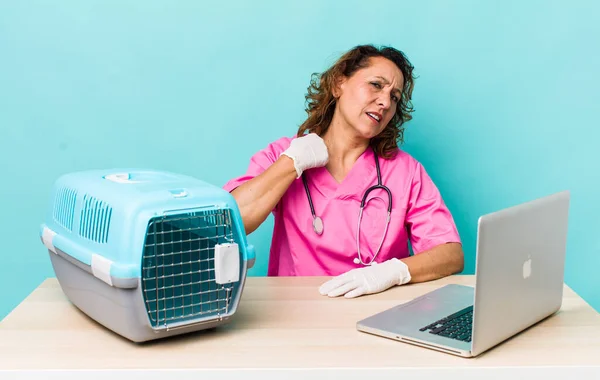 Middle Age Woman Feeling Stressed Anxious Tired Frustrated Veterinarian Concept — Stockfoto