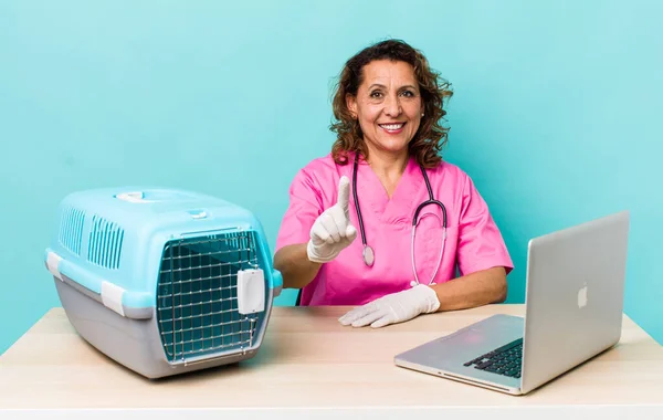 Middle Age Woman Smiling Looking Friendly Showing Number One Veterinarian — Photo