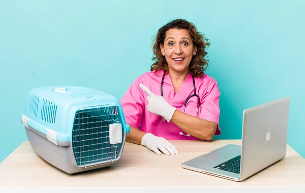 Middle Age Woman Looking Excited Surprised Pointing Side Veterinarian Concept — Stockfoto