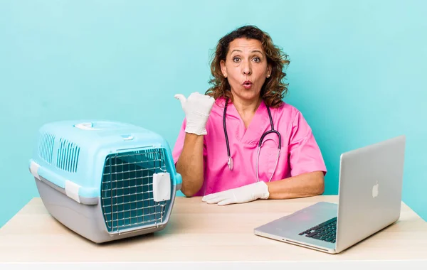 Middle Age Woman Looking Astonished Disbelief Veterinarian Concept — ストック写真