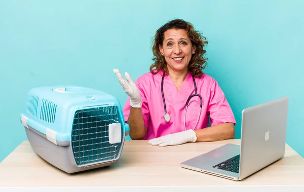 Middle Age Woman Feeling Happy Surprised Realizing Solution Idea Veterinarian — Zdjęcie stockowe