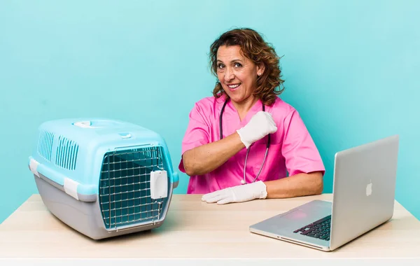 Middle Age Woman Feeling Happy Facing Challenge Celebrating Veterinarian Concept — Stockfoto